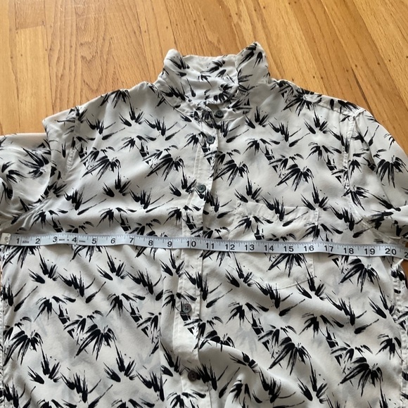 Equipment Femme Buttoned Down Silk Top Medium - Picture 9 of 13